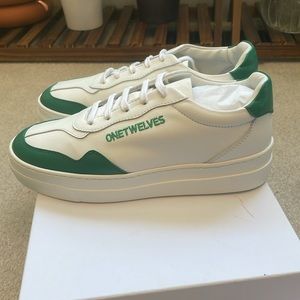 🧲 Nwb OneTwelves green and white leather sneakers made in Italy: